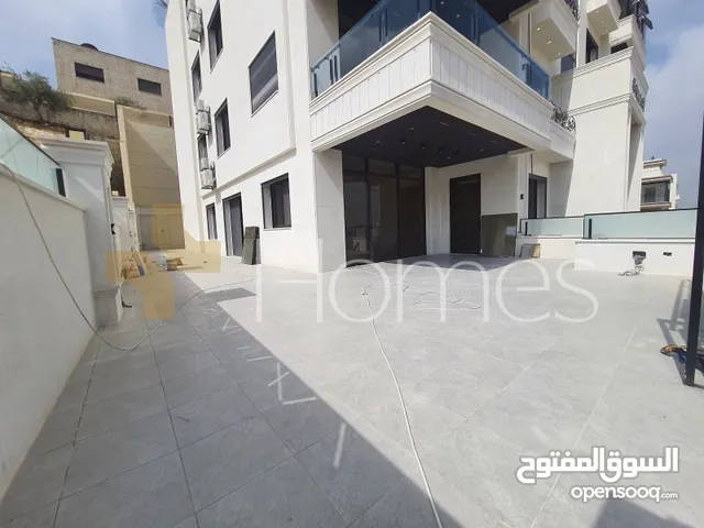 شقة ارضية مع حديقة للبيع في رجم عميش بمساحة بناء 215م