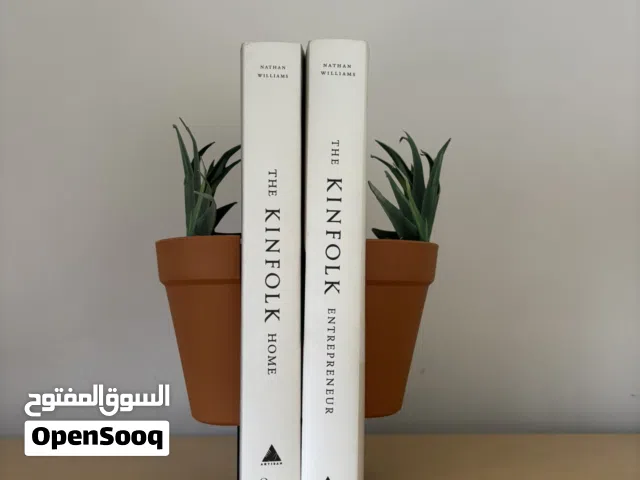 نباتات ديكور مع ستاند معدني للكتب – تصميم عصري للمكتب