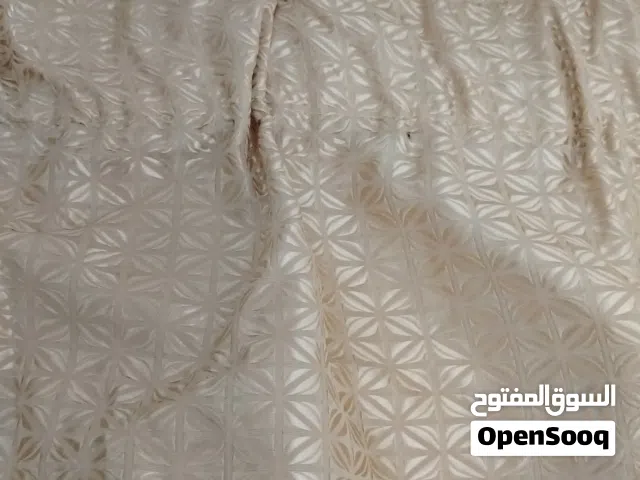 برادي لون بيج  فخمة قماش إسباني استعمال شهرين فقط العرض 4متر  والطول مترين سميكة ما بتخايل نهاىي