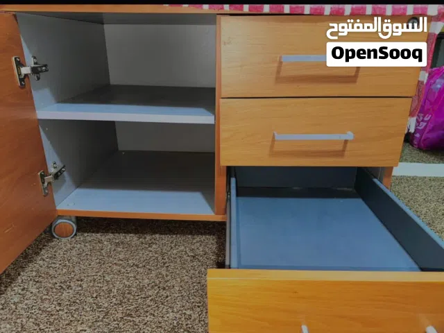 تربيزة من ايكيا تصلح للتليفزيون واستخدمها كخزانة للاحذية تحتوى على 3 ادرج كبار ودلفة بها رفين