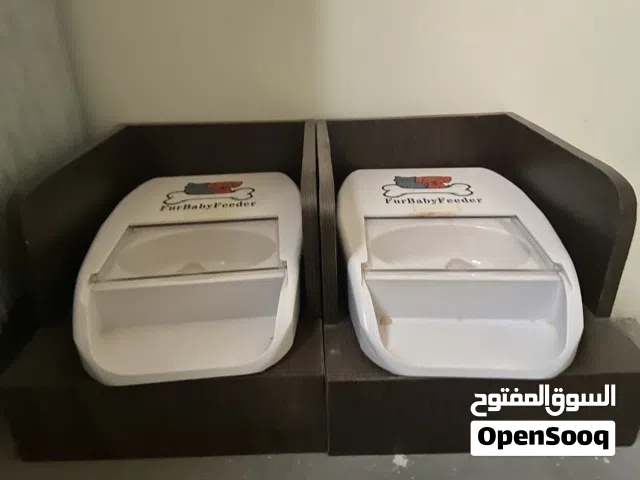 حاملة أكل وماء للحيوانات الأليفة