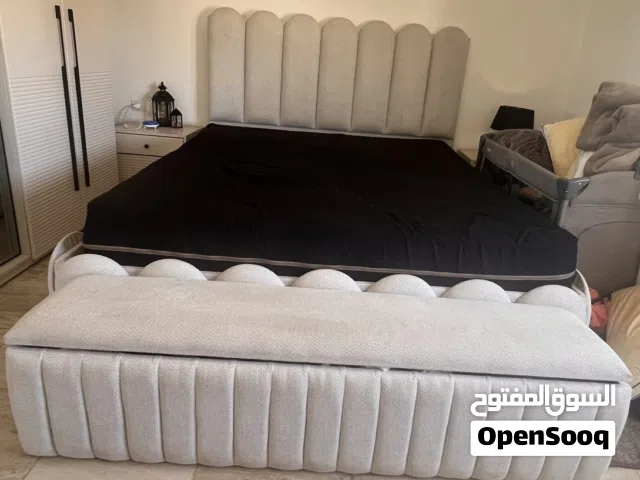 تخت مع تسريحه للبيع مع فرشه طبيه