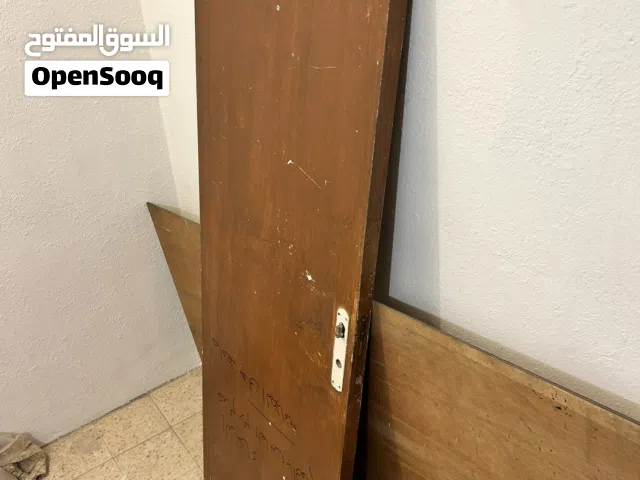 باب خشبي متين  طول مترين في عرض 75 للبيع
