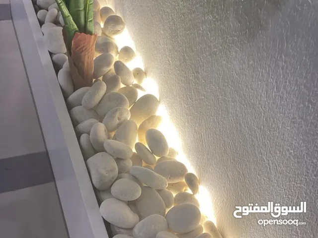 سلام عليكم حجر طبيعي مستخرج من قاع البحر ومرتب لزينه يوجد نوعين من الحجر