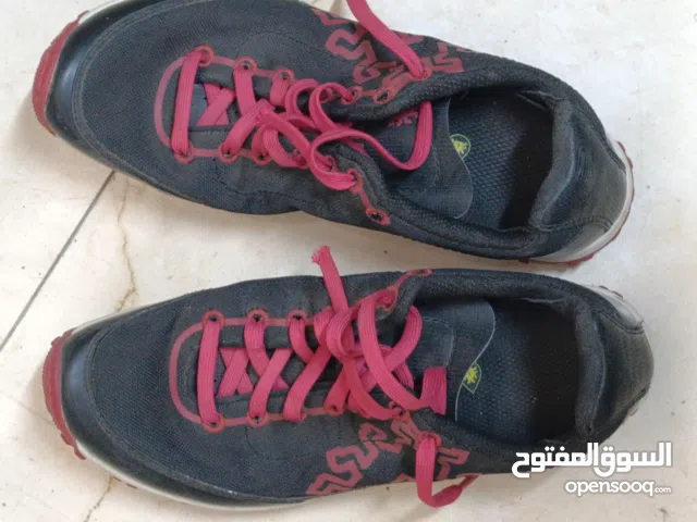 حذاء رياضي كما في الصورة ماركة اطلي نظيف جدا جدا صنع في فيتنام