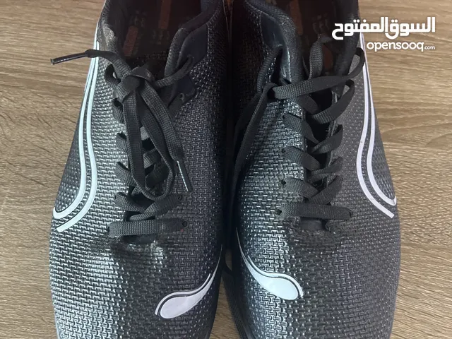 حذاء كرة قدم صالات (Indoor) شبه جديد - مقاس 47 - WALKED ماركة