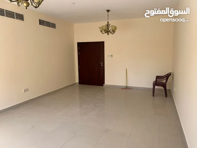 ابو علاء  3 غرف وصالة خزائن بالحائط للايجار السنوي بالقاسمية اطلالة مفتوحة موقع مميز قريب من نستو