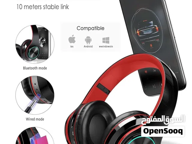 سماعة رأس لاسلكية بتصميم حديث، تتميز بلون أسود مع حواف حمراء وإضاءة LED دائرية بألوان متغيّرة عديدة