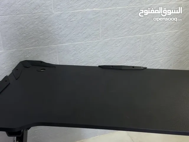 طاولة كمبيوتر مستعمله استعمل خفيف للبيع بسعر 70 قابل للتفاوض