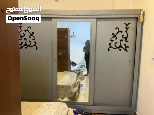 اثاث غرف نوم مع طاولة جيدة