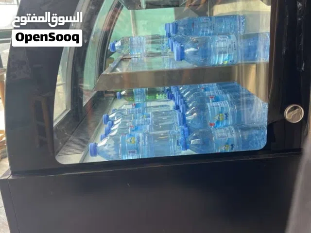 ثلاجة حلويات ومياه معدنية للبيع