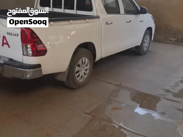 2025 تويوتا هيلوكس GLX