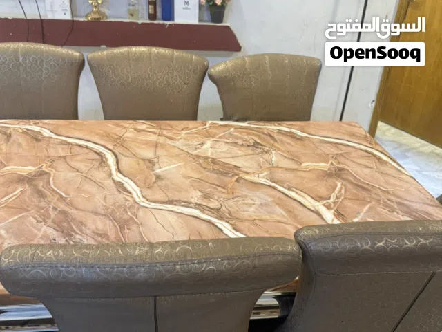 طاولة طعام. ميز طعام