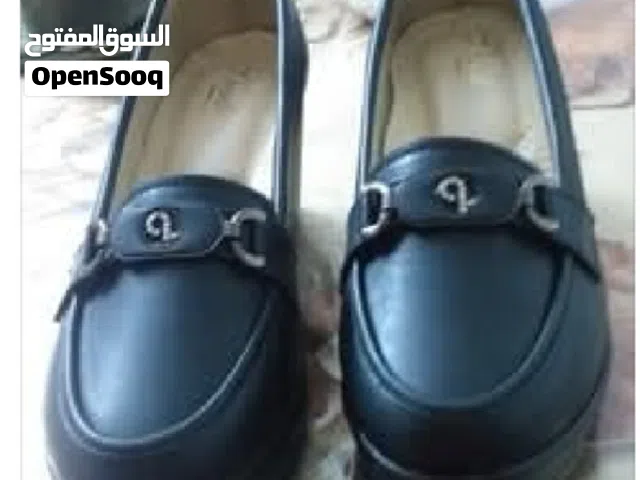 بيع لضرورة كندرة طبية كعب عالي مريح انا مابلبس هيك ومقاس 40 مع ضبان الها اجتني هدية من الشام مرتبة