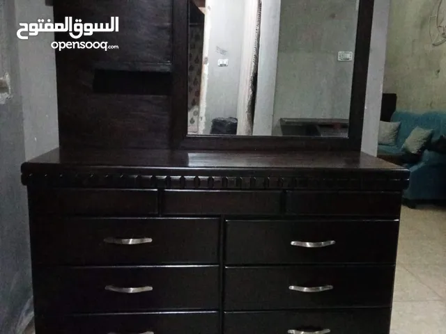 تسريحة مع مرآة حجم كبير تفصيل خشب لاتية18 مقشط زان قشرة بلوط بحالة ممتازة جدا / يوجد فيها أدراج مخفي