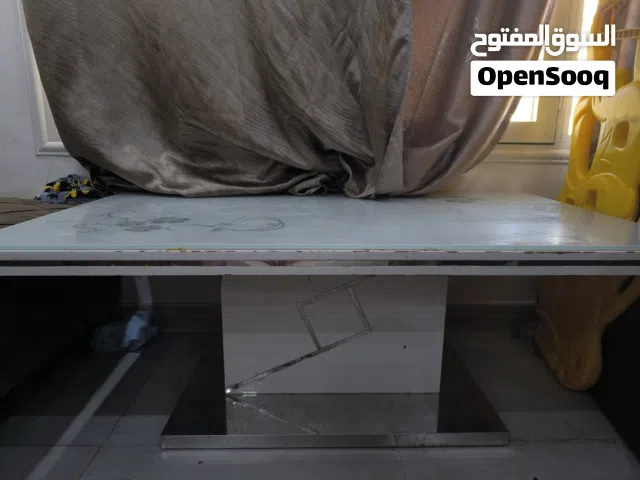 طاولة مع لوح زجاج