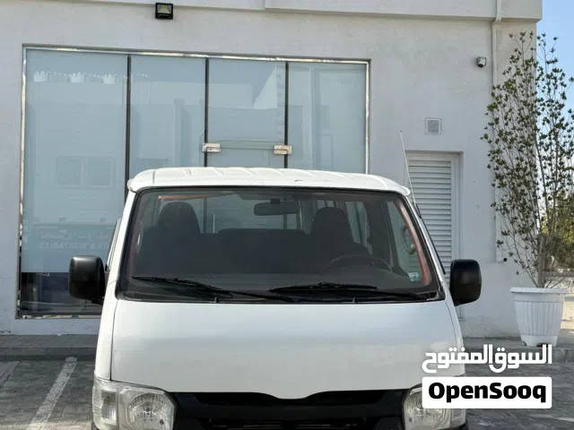 Used 2010 Toyota Hiace Van with Japanese Specs, Excellent Condition, 20,000-29,999 km