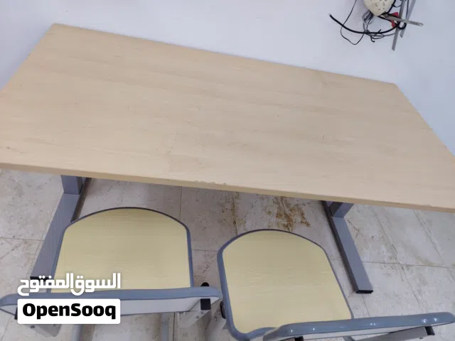 طاوله مع كرسين