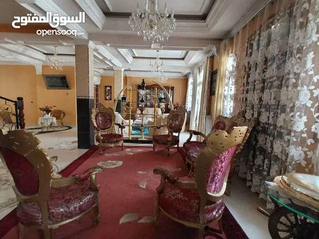 فيلا ذات 3 طوابق و صطيحة و 3 مرأب garag