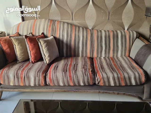 فرش غرفة اعدة (كنبات وطاولة وسط )و غرفة سفرة ( طاولة سفرا وكراسي وفيترينا )