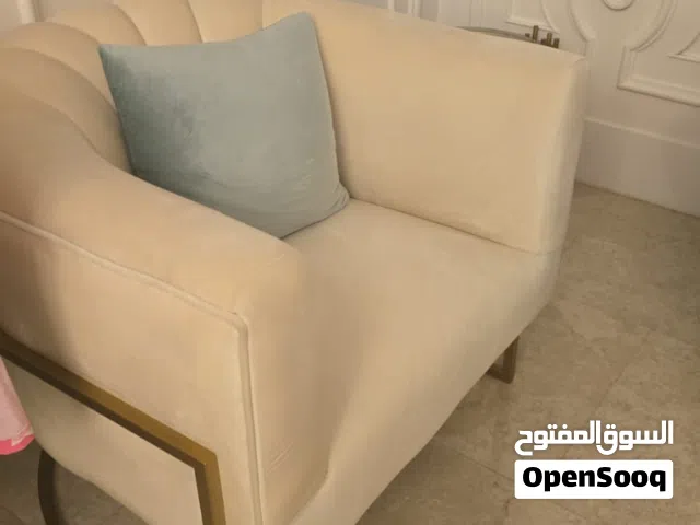 كنبة ثلاثية مع كرسيين