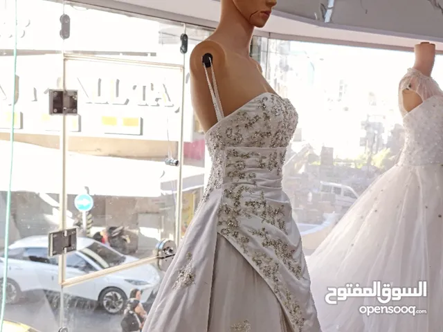 فستان زفاف وخطوبة فخم للبيع