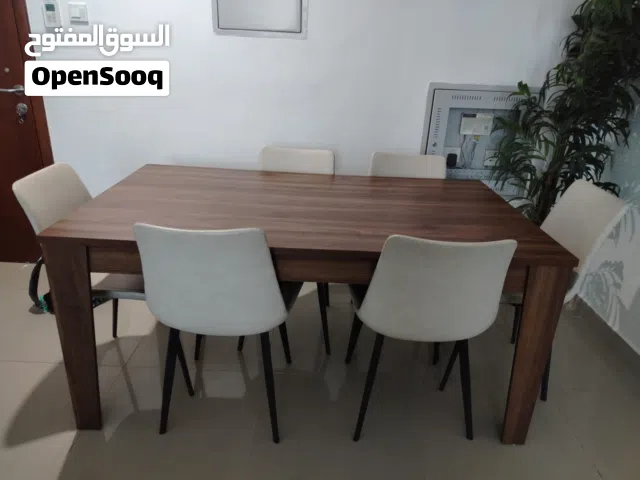 طاولة طعام مع 6 كراسي بحالة ممتازة