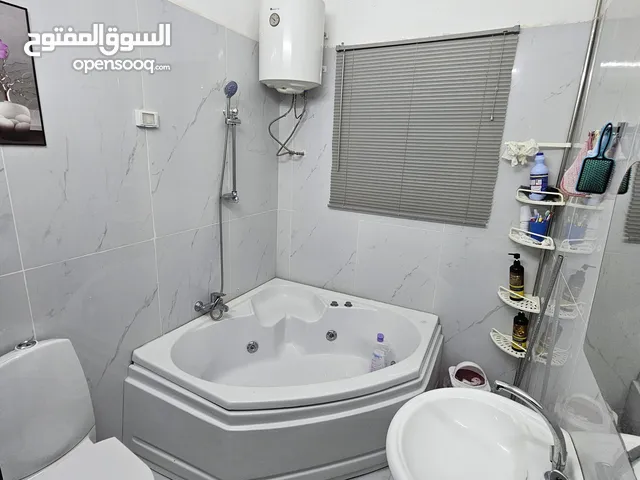 جاكوزي للبيع قياس 140 × 140 سم مع مضخة شغال 100%