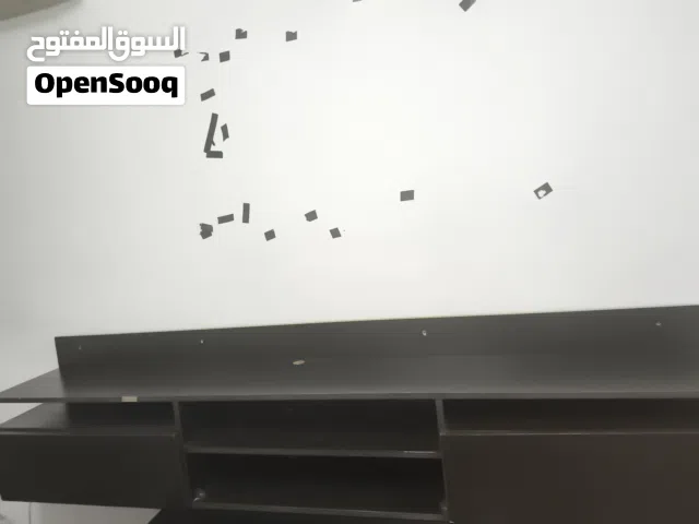 طاولة تلفزيون على الحائط