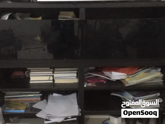 للبيع مكتبه كبيره بأرفف وادراج مستعمله