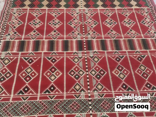 للبيع سجادتان بمقاسين مختلفين