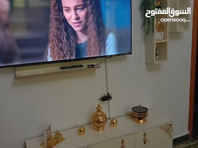 طاولة شاشة شبه جديدة ومدخل بالمرايا