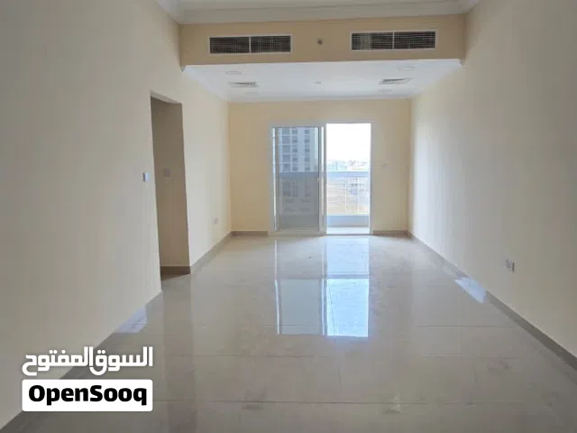 للإيجار السنوي غرفتين وصالة أول ساكن مع 3حمام وخزائن بمنطقة الجرف 3بالقرب من شارع الشيخ محمد بن زايد