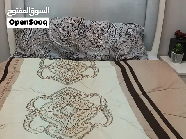 سرير وستارة للبيع