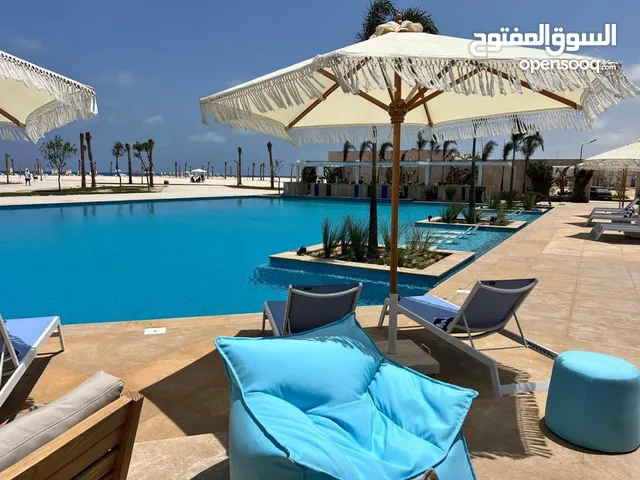 mk شاليه للبيع علي البحر مباشرة في هايد بارك الساحل الشمالي hide park north coast 3 غرف بتشطيب كامل