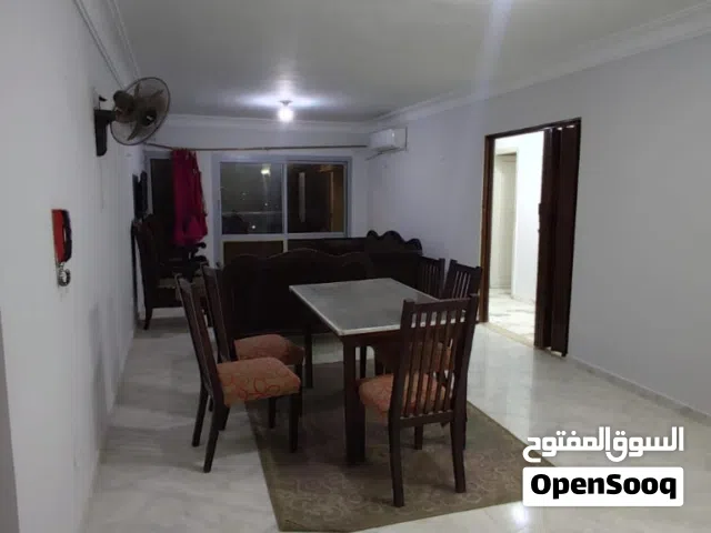 شقة مفروشة بالكامل مكيفه تطل على الشارع الرئيسي