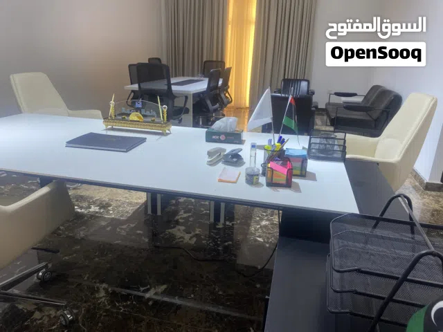 مكتب مدير عام كبير بالضيافة وصالون وطاولة اجتماعات