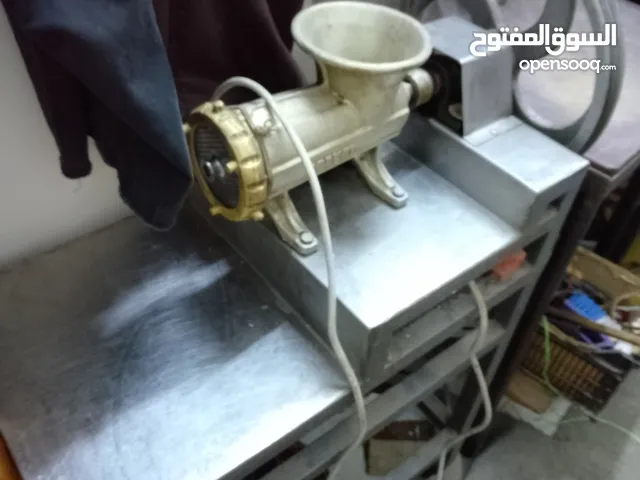 مفرمة لحمه مجمده وطاولة تقطيع للبيع