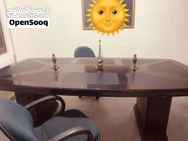 طاولة  اجتماعات  خشب  للبيع  طاولة كبيرة  تتسع  لعشرة  كراسي خشب  متين  وثقيل