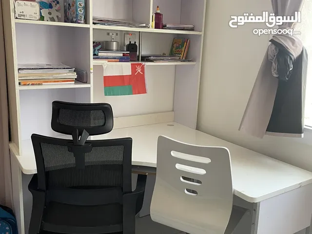 مكتب زاويه مع مكتبه وكرسين عجل