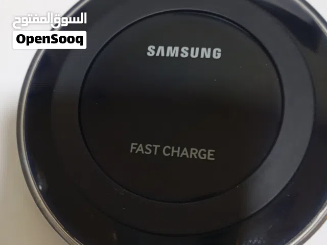 شاحن وايلس سامسونج الاصلي سريع يشحن جميع الاجهزه التي تعمل بخاصيه شحن لاسلكي
