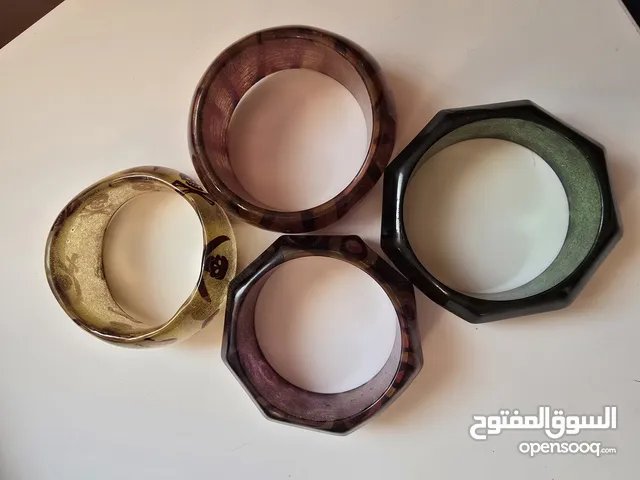 اساور زجاجية ملونة جميلة كبيرة
