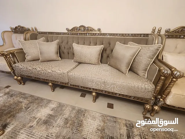 للبيع طقم كنب ملكي فاخر، تفصيل راقٍ، ونظافة عالية جدا، استخدام نادر، فرصة لا تعوض لعشاق الفخامة.