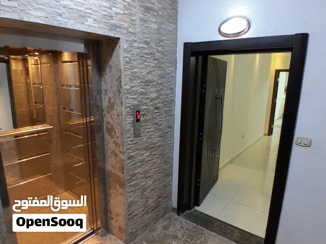 شقه للايجار شبه فيلا دبلوكس/سوبر ديلوكس طابق ارضي مع كراج مستقل وترس وساحات الموقع رابوت عبدون