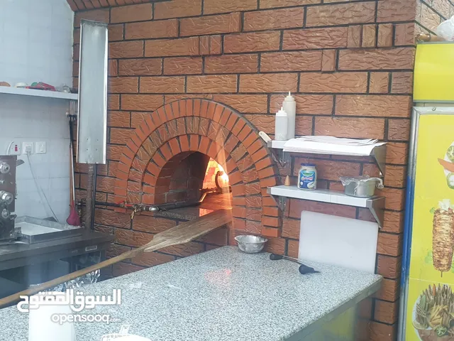 مطعم للتقبيل بيتزا فطائر شاورما مشيات