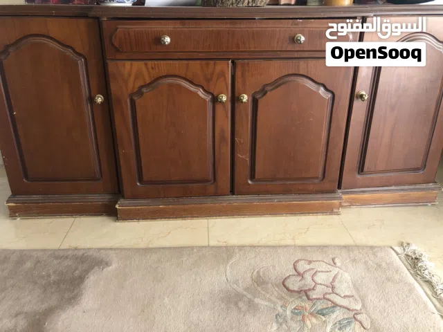 4 قطع الاتي  طاولة سفرة كراسي عدد 6 بوفيه  خزانة جانبيه متنوعة ( دروج و دفة )