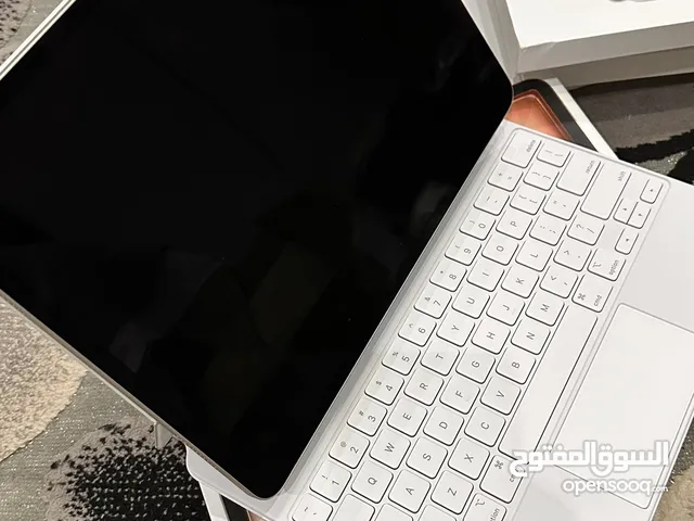 ماجيك كيبور 12.9 inch خدش مفيه قابل للبدل بنفسه بس يكون قياس 11 inch