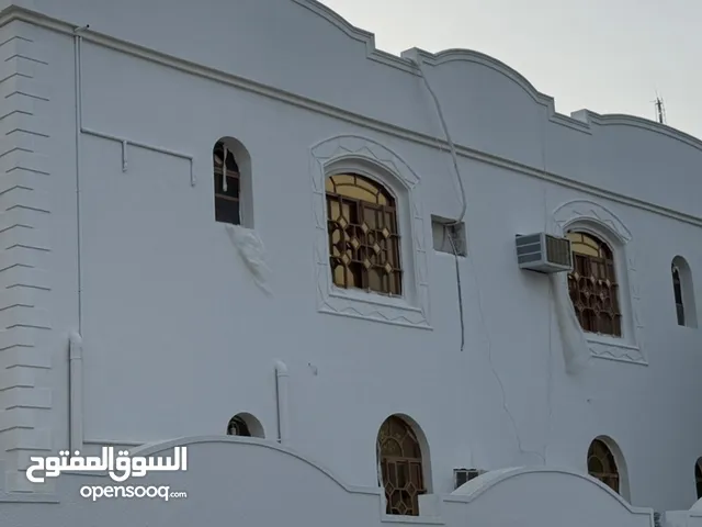 شقة للايجار في ابراء السفالة وسط السوق مدخل خاص ومنفصل شامل الماء والكهرباء يوجد بها مكيفات