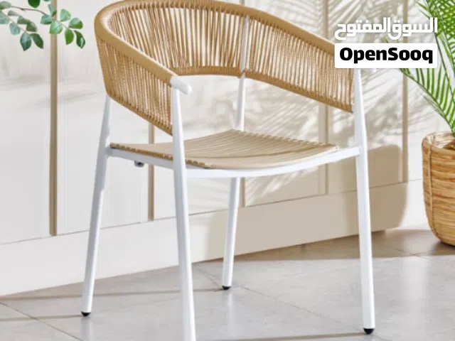 كرسي خارجي بتصميم عصري مع ايدي مصنوع من المعدن المدهون حراريا ،قابل للترتيب فوق بعض,كما يتوفر توصيل