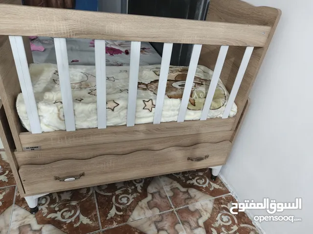 سرير طفل جديد للبيع مع كاروك هزاز جديد ونظيف